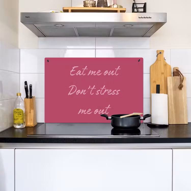 eat me out don't stress me out - Roze - Minimalistisch Inductie beschemer met haakjes klein -sfeer2