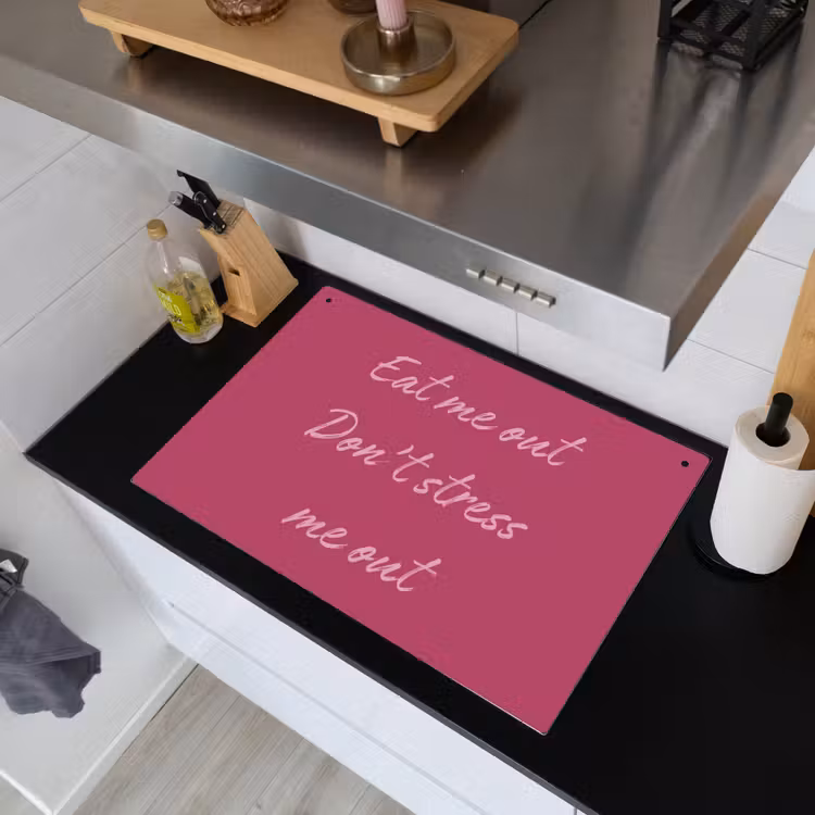 eat me out don't stress me out - Roze - Minimalistisch Inductie beschemer met haakjes klein -sfeer1