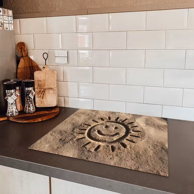 Gezichtje - Zon - Zand - Getekend Inductie beschermer vinyl 3mm middel -sfeer3