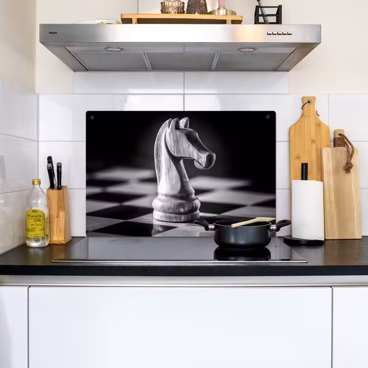 Paard - Hout - Schaalbord - Zwart Inductie beschemer met haakjes klein -sfeer2