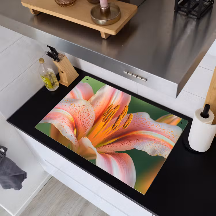 Lelie - Close up - Lichtroze Inductie beschemer met haakjes klein -sfeer1