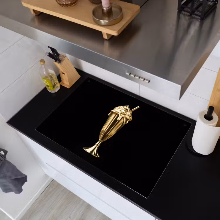 Milkshake - Goud - Drinken - Zwart Inductie beschemer met haakjes klein -sfeer1