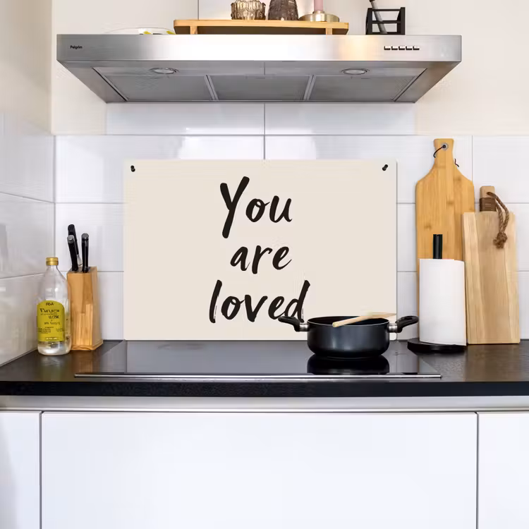Minimalistisch - Beige - Love Inductie beschemer met haakjes klein -sfeer2