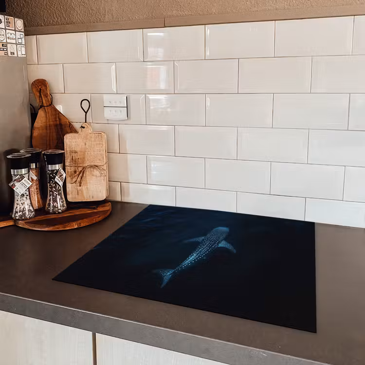 Oceaan - Walvishaai - Donkerblauw - Vlekken Inductie beschermer vinyl 3mm middel -sfeer3