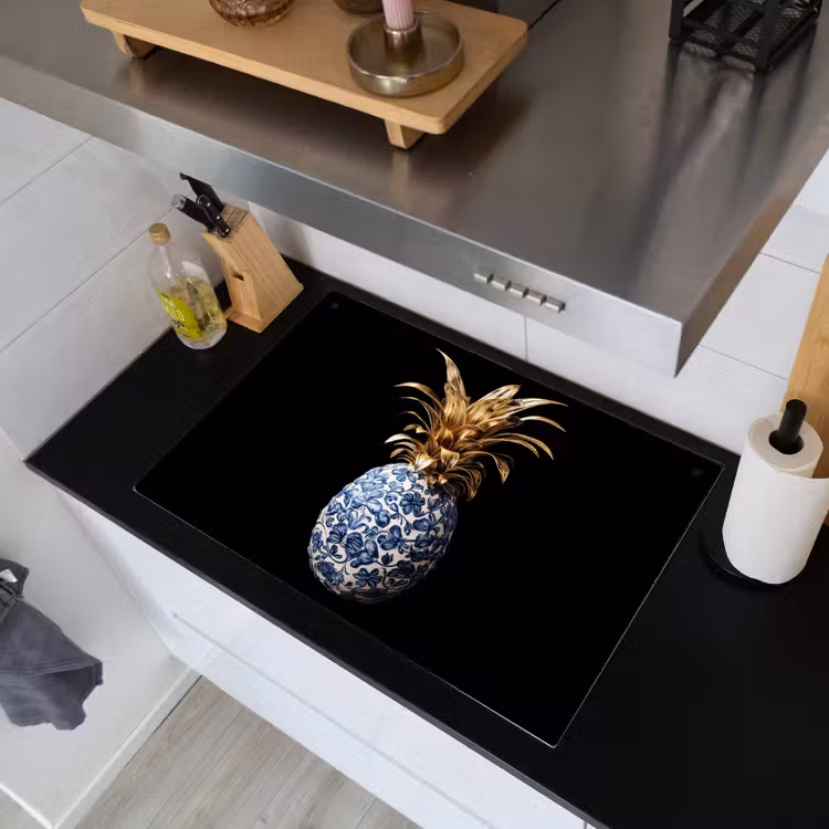 Ananas - Bloemen patroon - Goud - Delftsblauw Inductie beschemer met haakjes klein -sfeer1