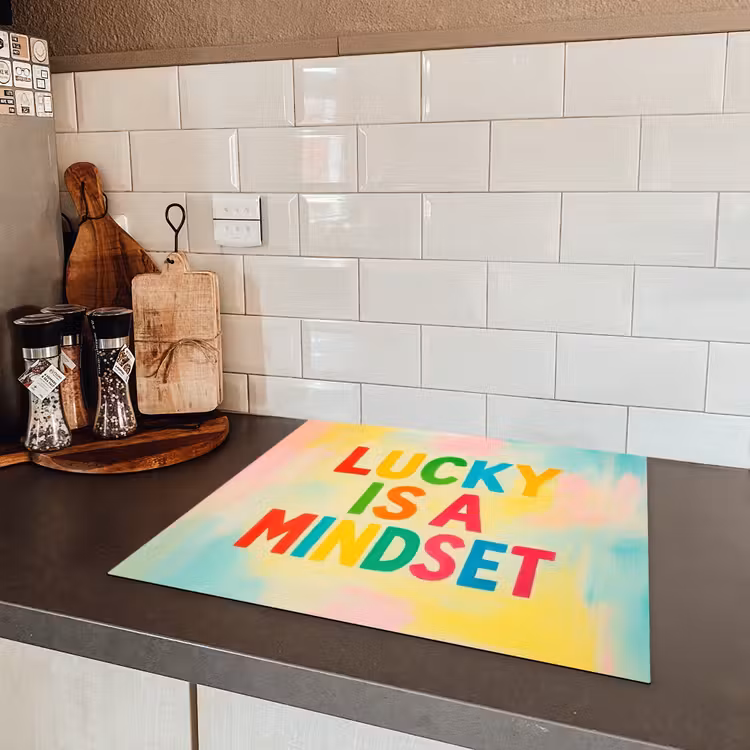 Quote - Lucky - Regenboogkleuren Inductie beschermer vinyl 3mm middel -sfeer3