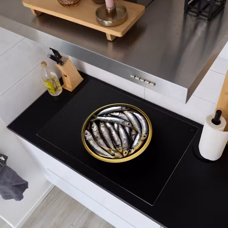 Sardines - Vissen - Rond - Zwart Inductie beschemer met haakjes klein -sfeer1