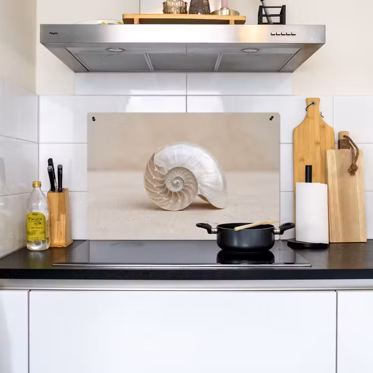 Schelp - Spiraal - Beige Inductie beschemer met haakjes klein -sfeer2