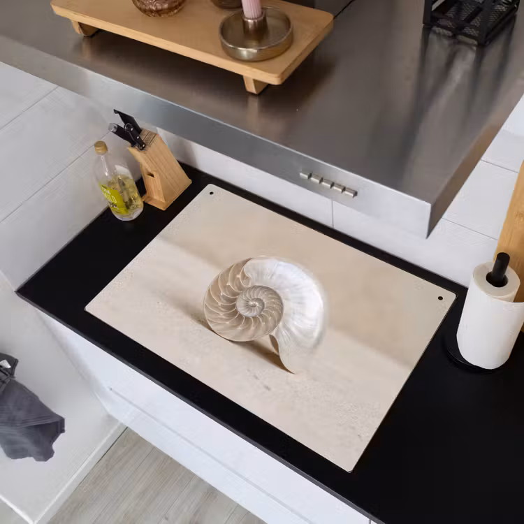 Schelp - Spiraal - Beige Inductie beschemer met haakjes klein -sfeer1