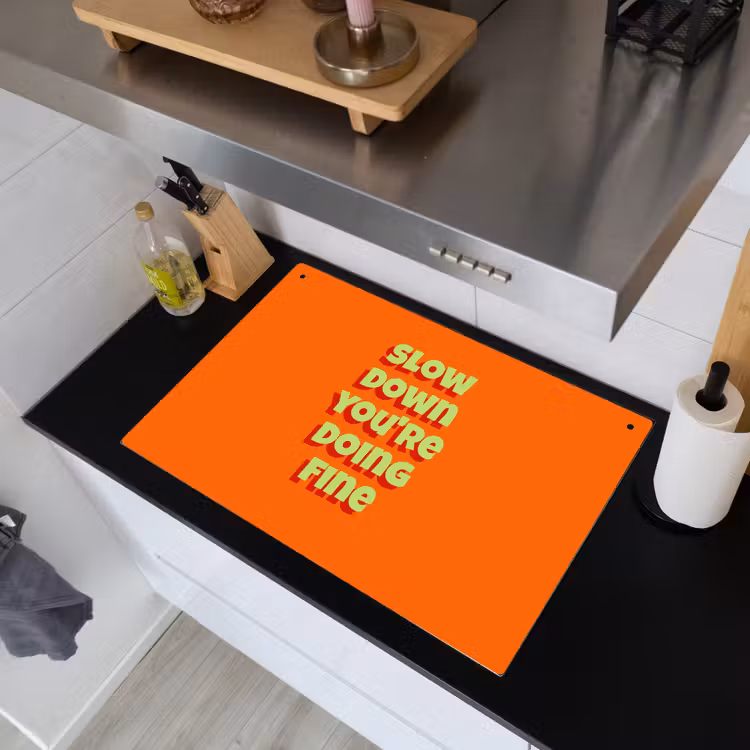 Slow down you're doing fine - Oranje - Simple Inductie beschemer met haakjes klein -sfeer1