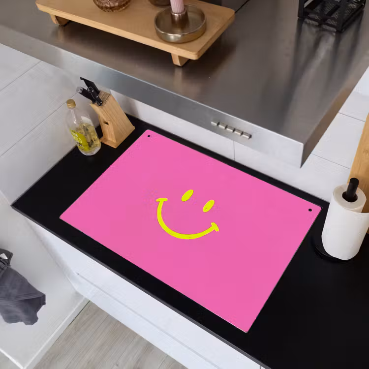 Smiley - Vrolijk - Roze Inductie beschemer met haakjes klein -sfeer1