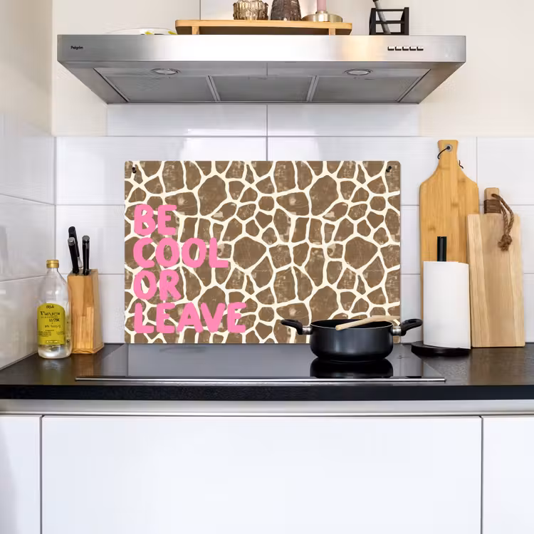 Tekst - Be cool or leave - Roze - Giraffenprint Inductie beschemer met haakjes klein -sfeer2