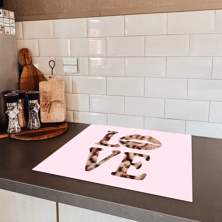 Tekst - Love - Pantervacht - Lichtroze Inductie beschermer vinyl 3mm middel -sfeer3