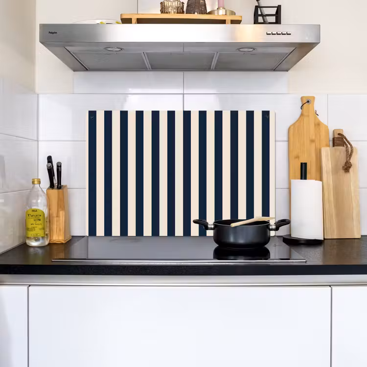 Verticale strepen - Blauw - Crème Inductie beschemer met haakjes klein 777 -sfeer2