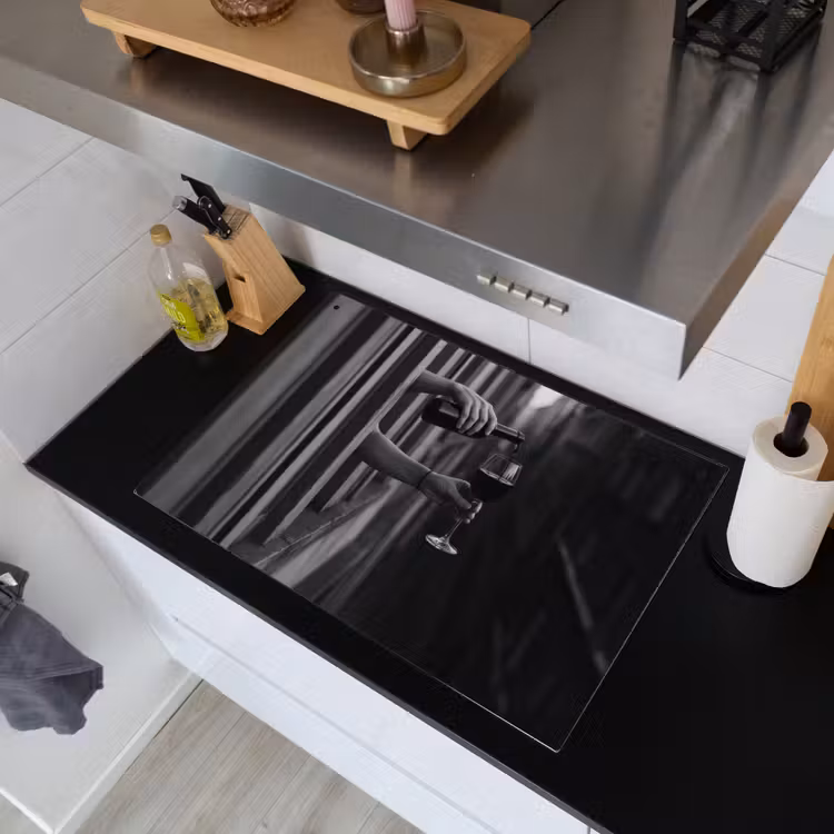 Wijnfles - Glas - Handen - Raam Inductie beschemer met haakjes klein -sfeer1