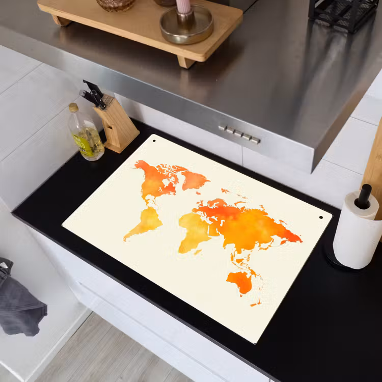 Wereldkaart - Oranje - Kleurrijk Inductie beschemer met haakjes klein -sfeer1