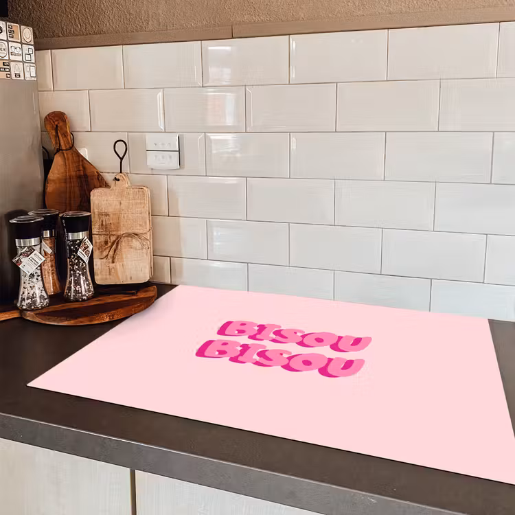 Bisou - Roze - Dikke letters Inductie beschermer vinyl 3mm klein -sfeer3