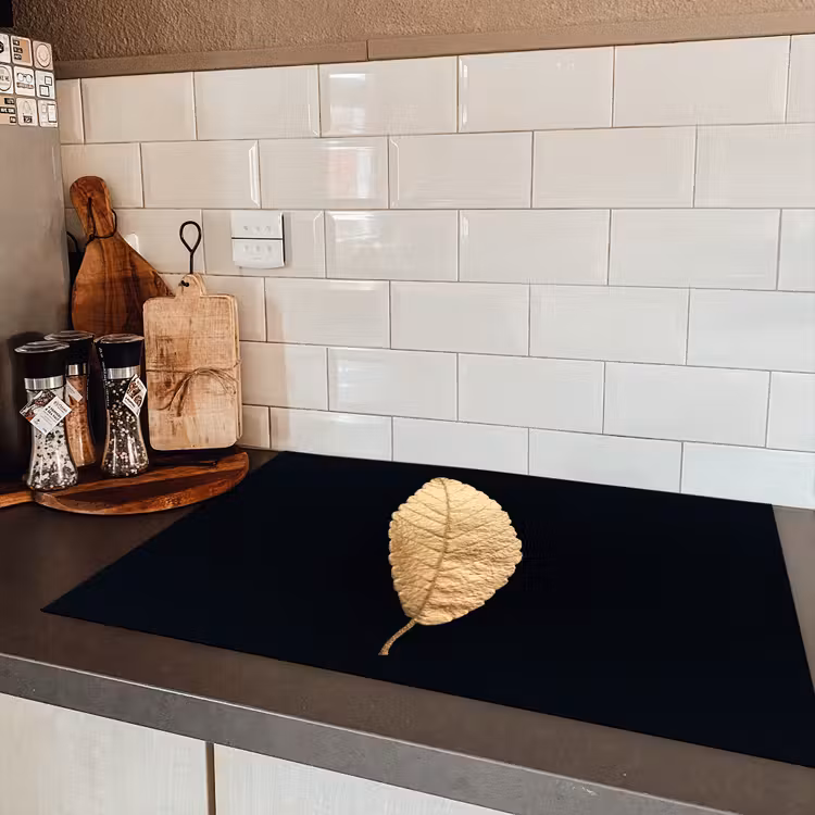 Black en gold - Bladeren - Zwart - Planten - Luxe Inductie beschermer vinyl 3mm klein -sfeer3