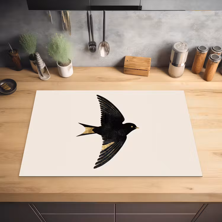 Zwarte zwaluw - Gouden accenten - Lichte achtergrond Inductie beschermer vinyl 3mm klein -sfeer5