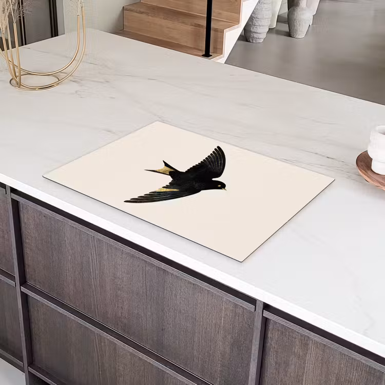 Zwarte zwaluw - Gouden accenten - Lichte achtergrond Inductie beschermer vinyl 3mm klein -sfeer8