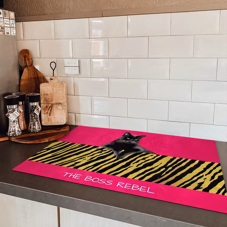 Kat - Baas - Roze - Tijgerprint Inductie beschermer vinyl 3mm klein -sfeer3