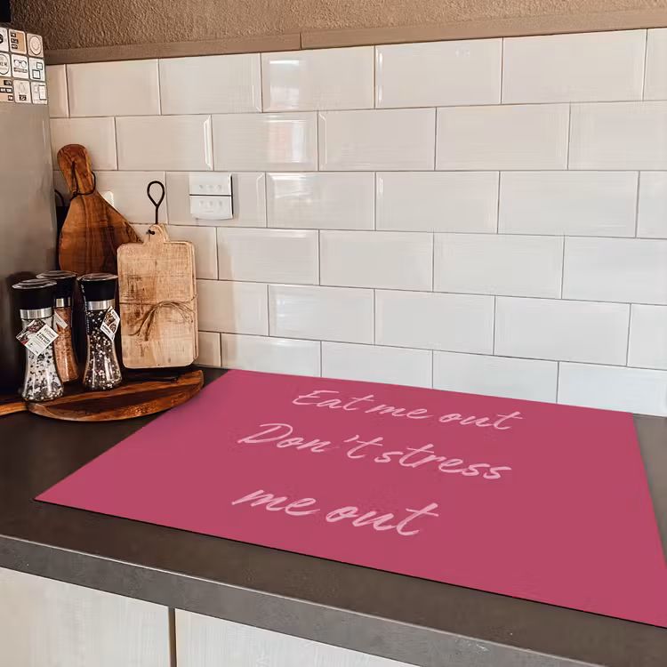 eat me out don't stress me out - Roze - Minimalistisch Inductie beschermer vinyl 3mm klein -sfeer3