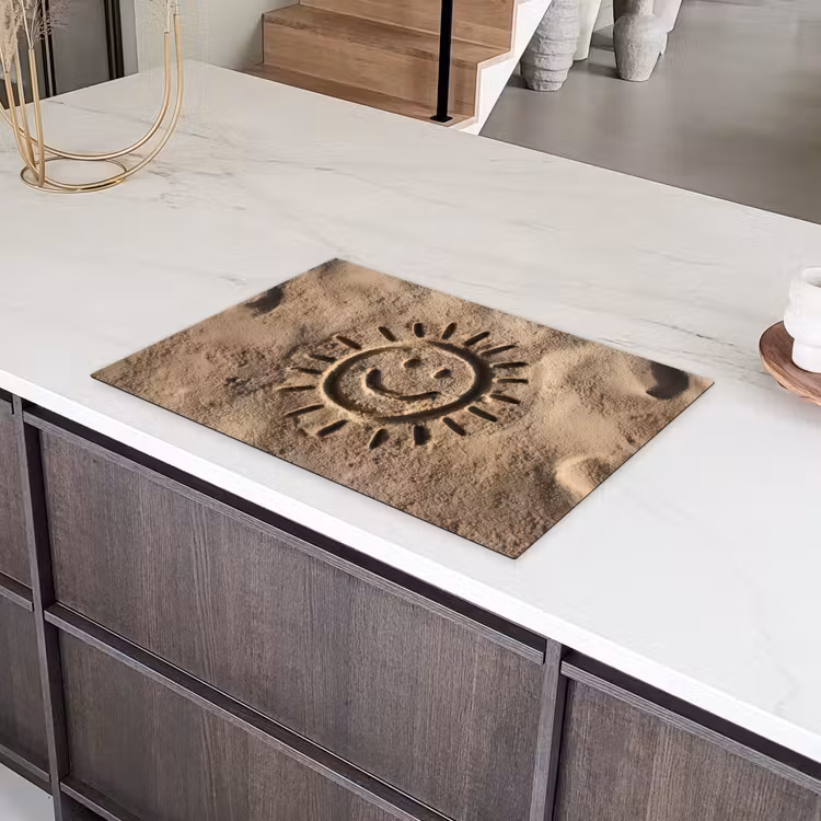 Gezichtje - Zon - Zand - Getekend Inductie beschermer vinyl 3mm klein -sfeer8