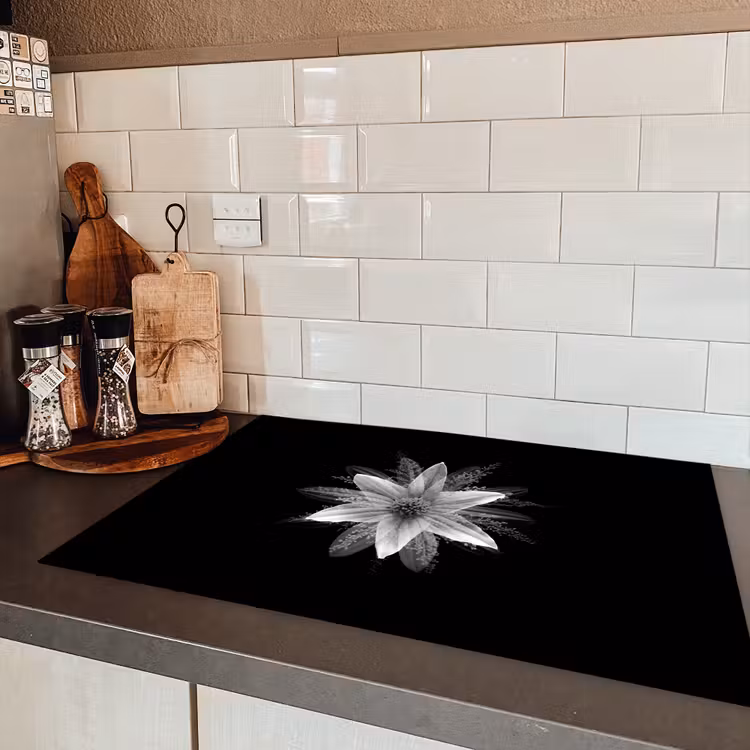 Bloem - Zwart - Wit Inductie beschermer vinyl 3mm klein -sfeer3
