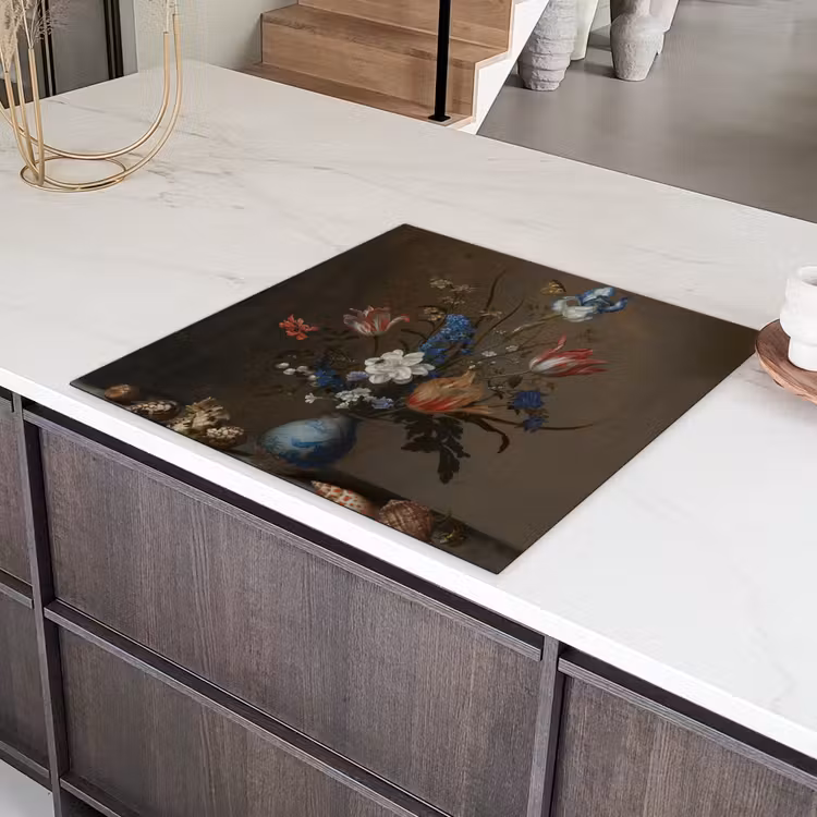 Bloemen in een Wan-Li vaas en schelpen - Schilderij van Balthasar van der Ast Inductie beschermer vinyl 3mm middel -sfeer8