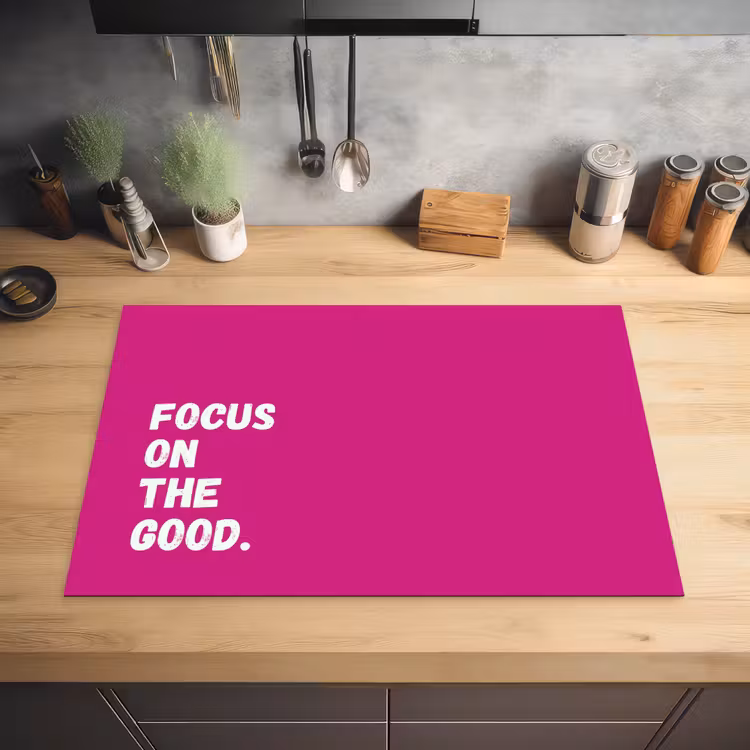 Focus on the good - Roze - Simple Inductie beschermer vinyl 3mm klein -sfeer5
