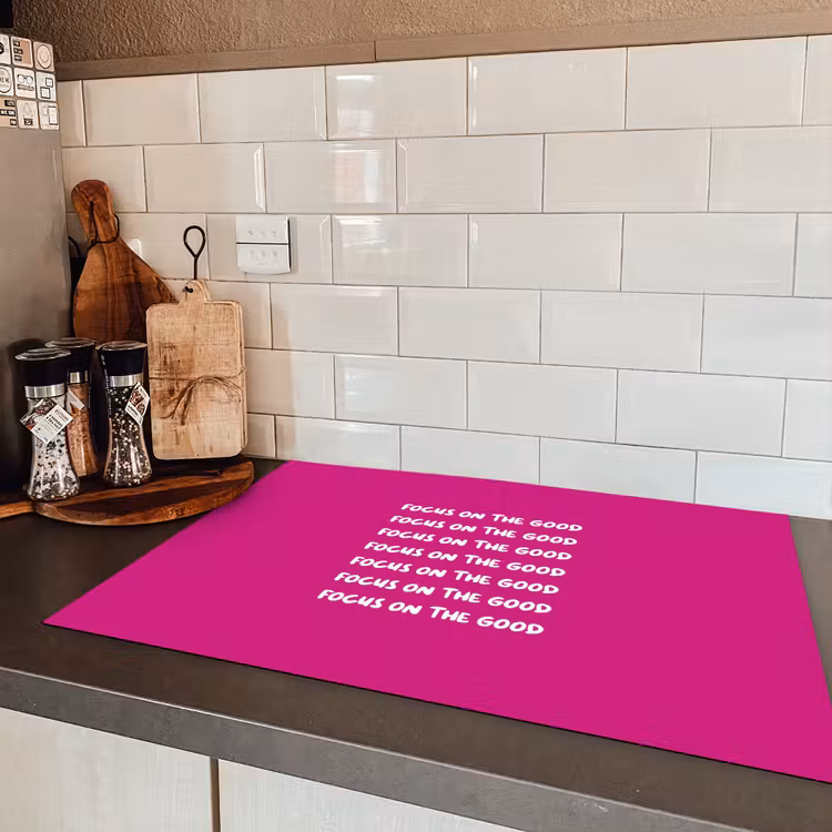 Focus on the good - Roze - wit Inductie beschermer vinyl 3mm klein -sfeer3