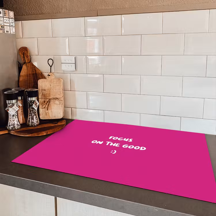 Focus - Smiley - Roze Inductie beschermer vinyl 3mm klein -sfeer3