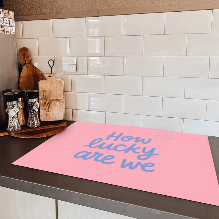 How lucky are we - Klavervier - Roze - Blauw Inductie beschermer vinyl 3mm klein -sfeer3