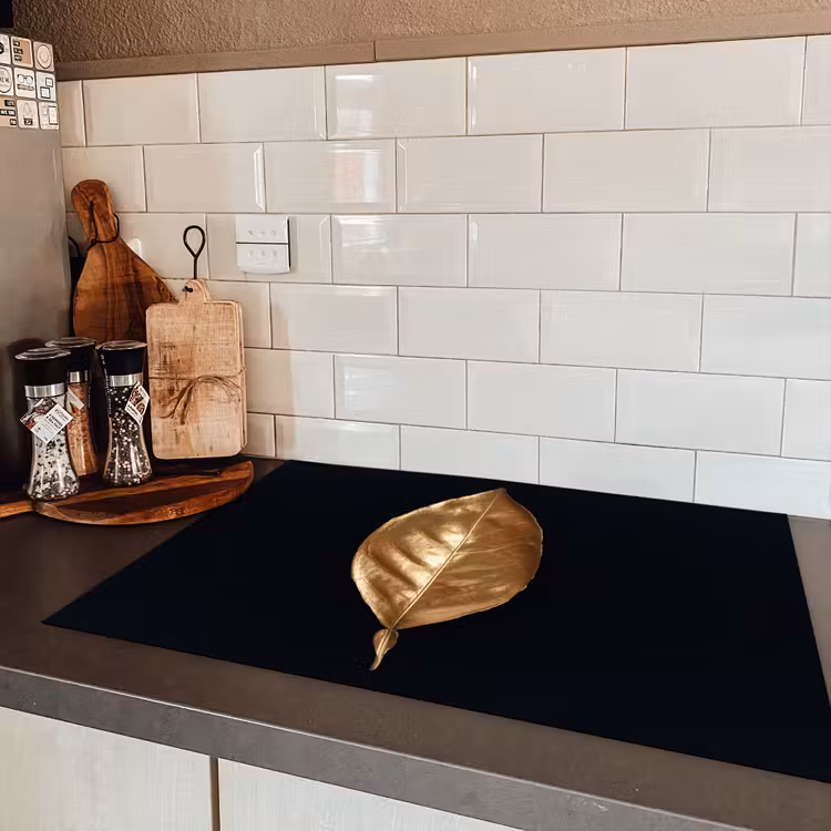 Bladeren - Chic - Goud - Planten - Zwart Inductie beschermer vinyl 3mm klein -sfeer3