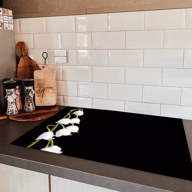 Lelietjes van dalen - Bloemen - Zwart - Flora Inductie beschermer vinyl 3mm klein -sfeer3