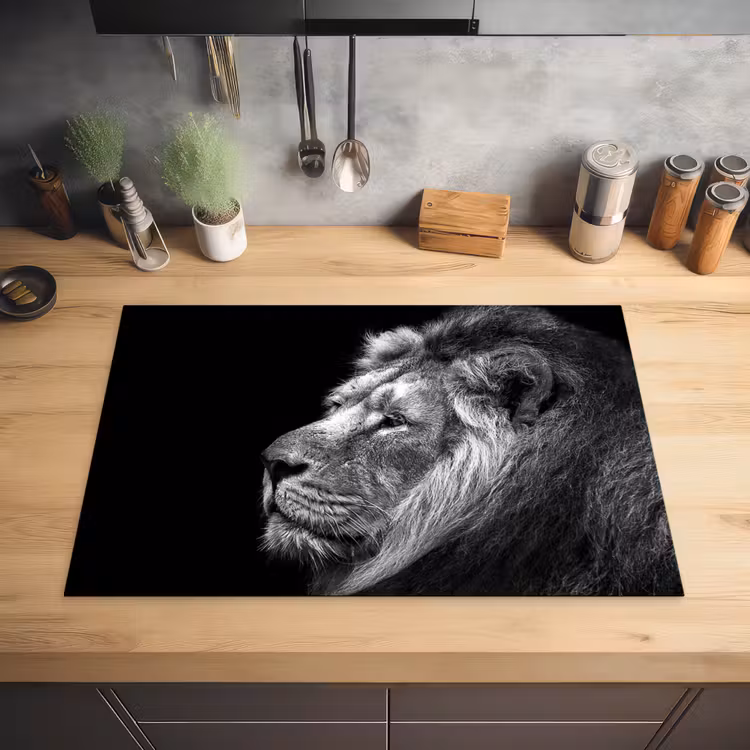 Leeuw tegen zwarte achtergrond in zwart-wit Inductie beschermer vinyl 3mm klein -sfeer5