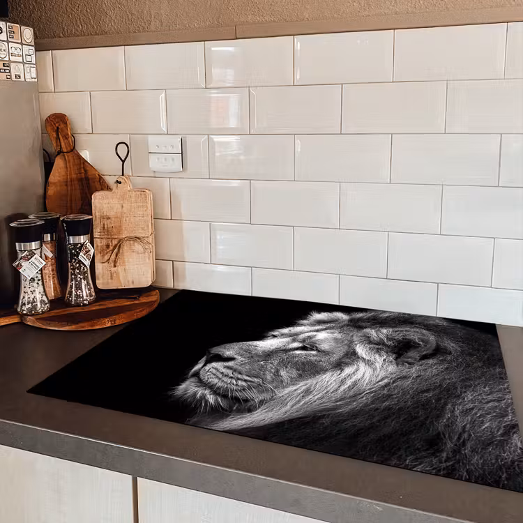 Leeuw tegen zwarte achtergrond in zwart-wit Inductie beschermer vinyl 3mm klein -sfeer3