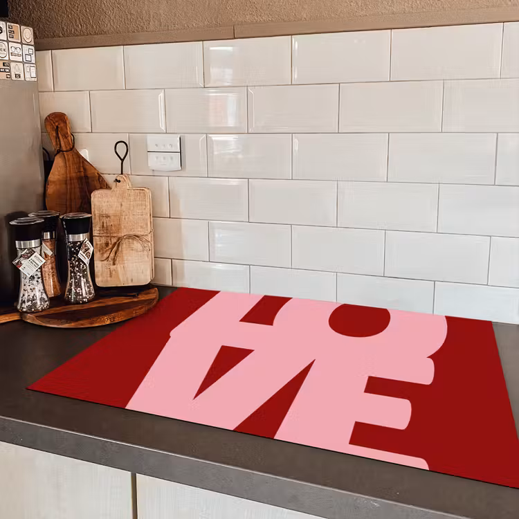 Love - Rood - Blokletters Inductie beschermer vinyl 3mm klein -sfeer3