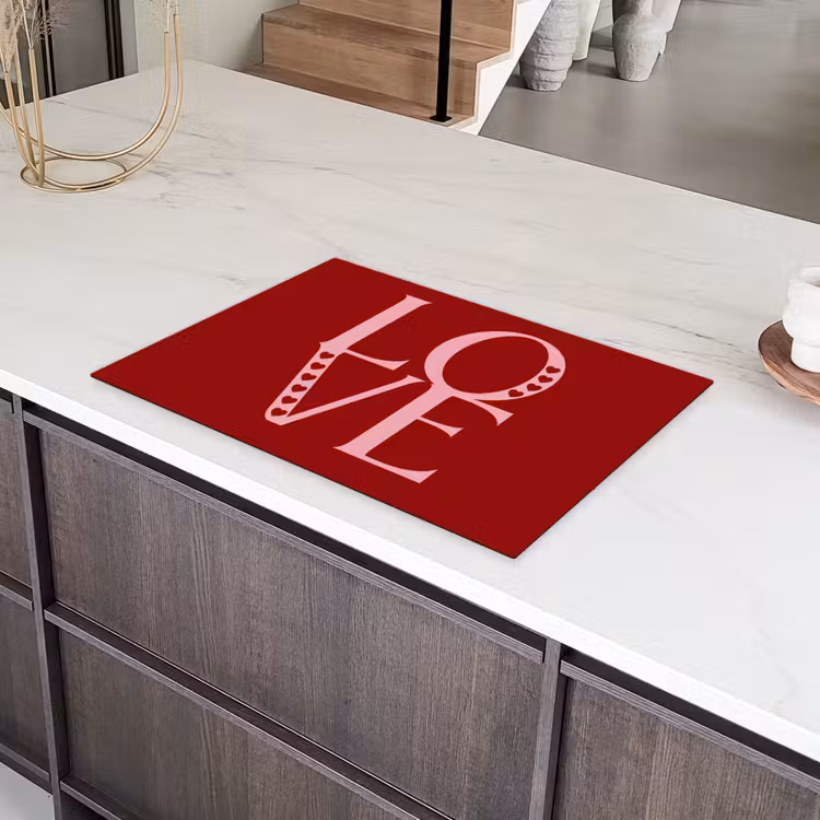 Love - Rood - Hatjes Inductie beschermer vinyl 3mm klein -sfeer8