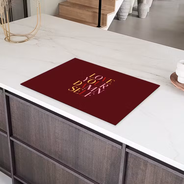 Love your damn self - Kleurrijk - Bordeaux Inductie beschermer vinyl 3mm klein -sfeer8
