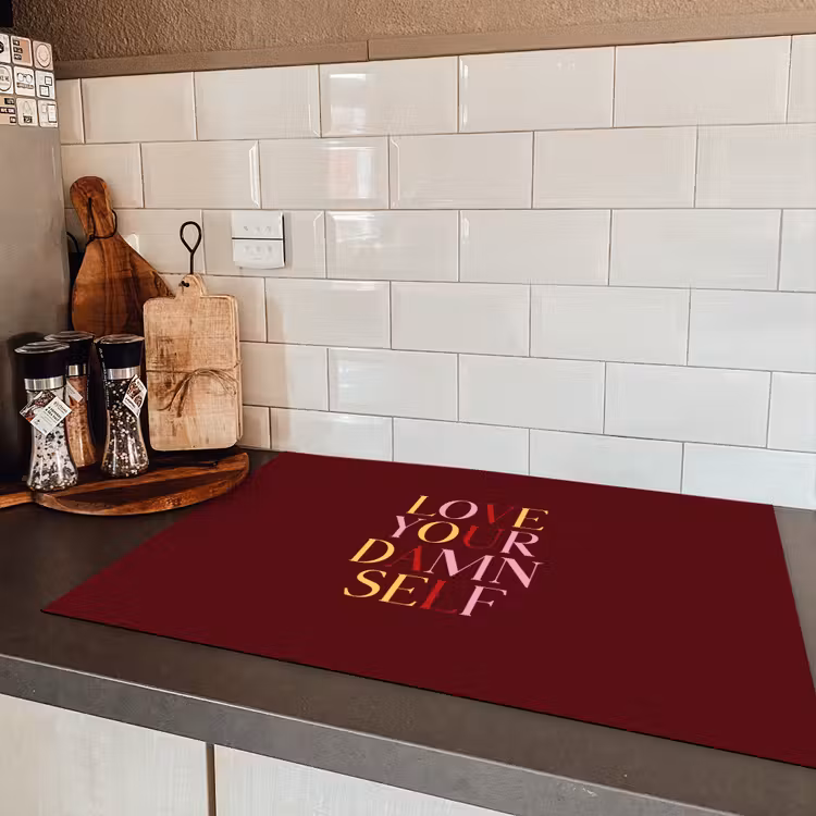 Love your damn self - Kleurrijk - Bordeaux Inductie beschermer vinyl 3mm klein -sfeer3