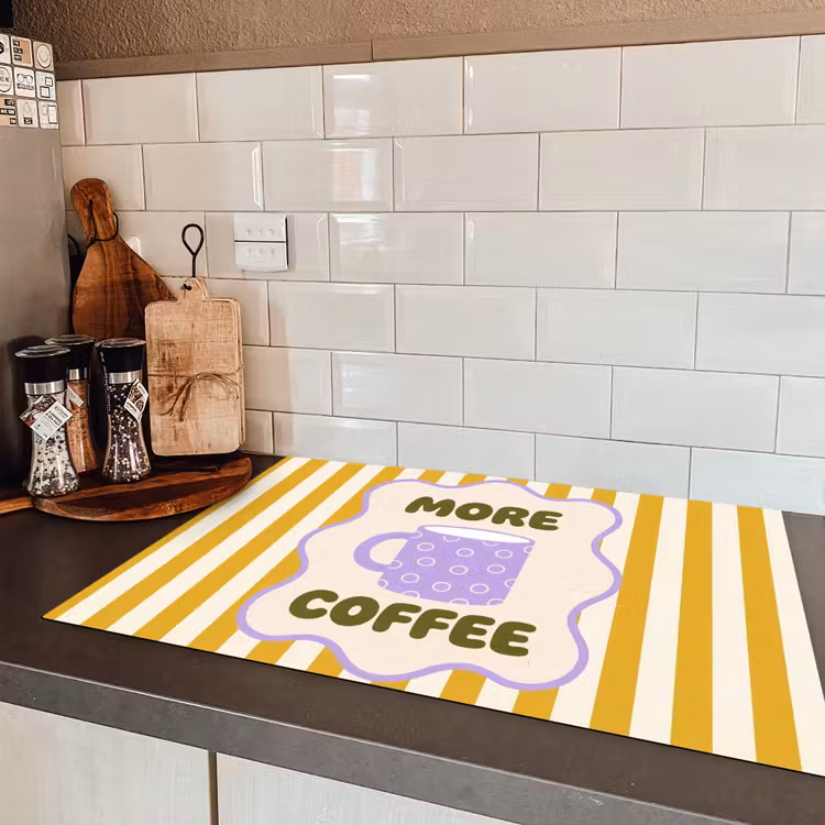 More coffee - Geel - Paars - Strepen - Mok Inductie beschermer vinyl 3mm klein -sfeer3