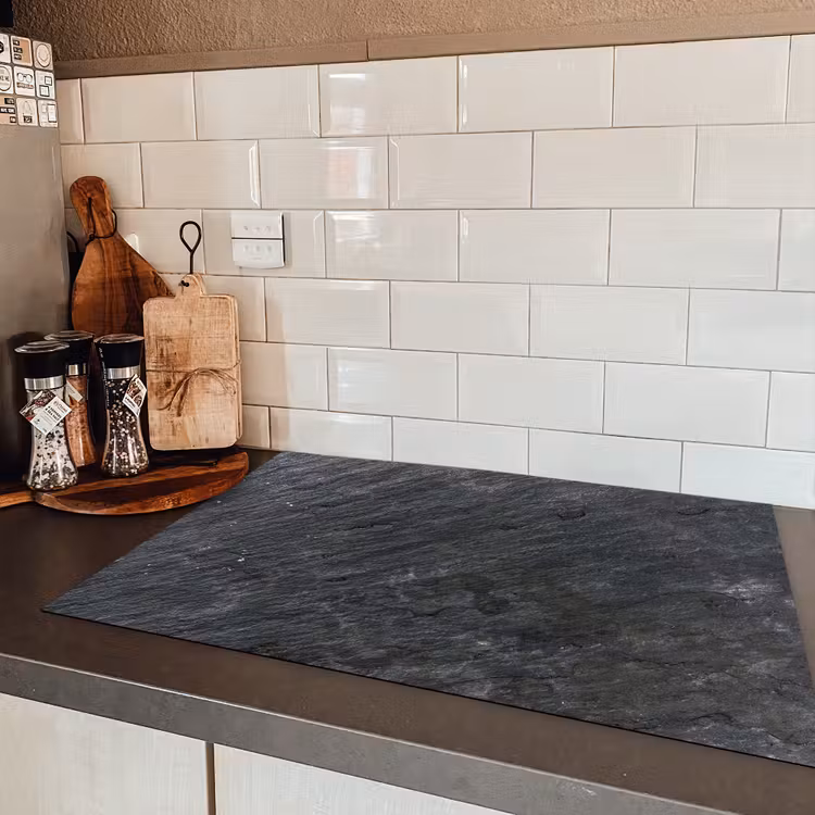 Natuursteen - Industrieel - Leisteen - Structuur - Grijs Inductie beschermer vinyl 3mm klein -sfeer3