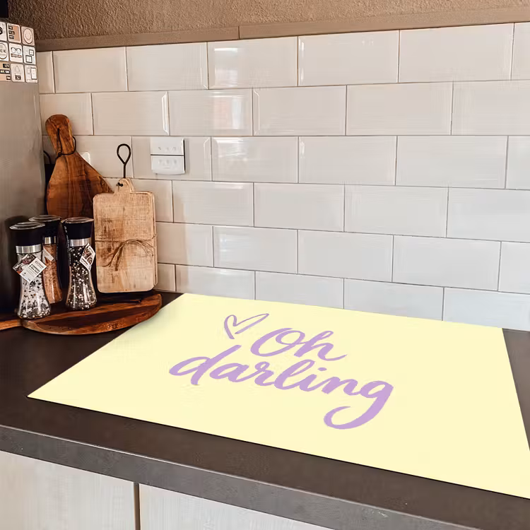 Oh darling - Geel - Hart Inductie beschermer vinyl 3mm klein -sfeer3