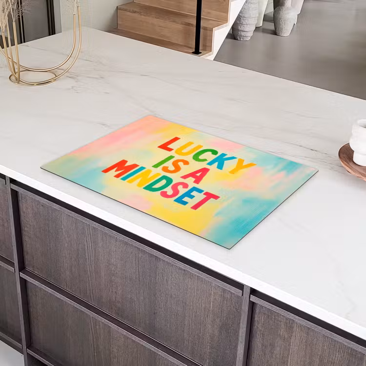 Quote - Lucky - Regenboogkleuren Inductie beschermer vinyl 3mm klein -sfeer8