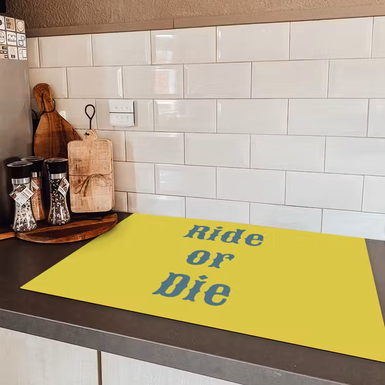 Ride or die - Geel - Blauw Inductie beschermer vinyl 3mm klein -sfeer3