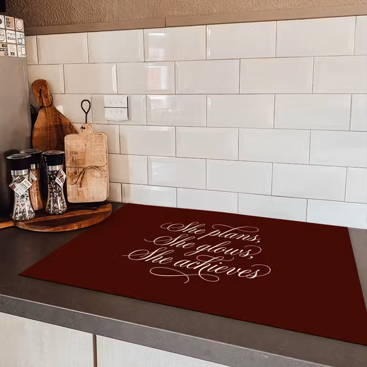 She plans she glows she achieves - Rood - Cursief Inductie beschermer vinyl 3mm klein -sfeer3