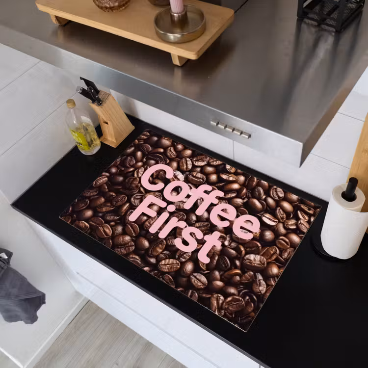 Coffee First - Koffiebonen - Roze Inductie beschemer met haakjes klein -sfeer1