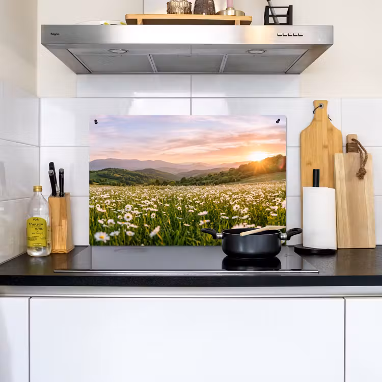Madelief - Veld - Heuvels - Groen Inductie beschemer met haakjes klein -sfeer2