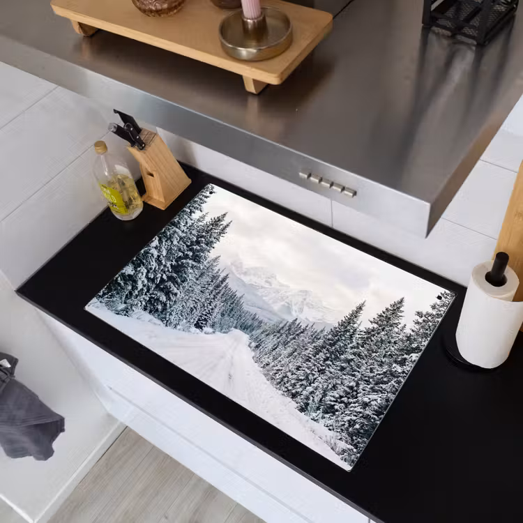 Weg - Sneeuw - Naaldbos - Winter - Avontuurlijk Inductie beschemer met haakjes klein -sfeer1